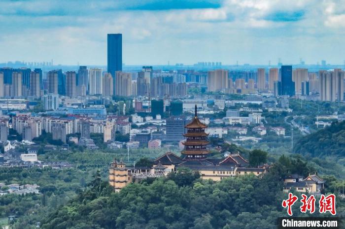 航拍南通崇川區(qū)，古今建筑相互映襯。　泱波 攝