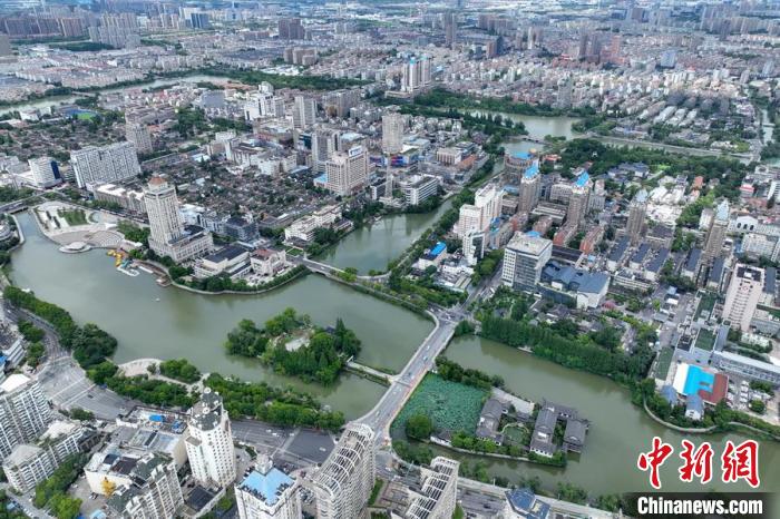 濠河已經(jīng)成為游客和市民感受南通歷史文化的最美窗口，成為融入崇川老百姓日常生活、人人共享的城市大公園?！°蟛?攝