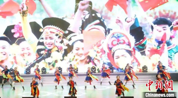 少數(shù)民族代表表演舞蹈《白馬》?！〕缑鲄^(qū)委統(tǒng)戰(zhàn)部供圖