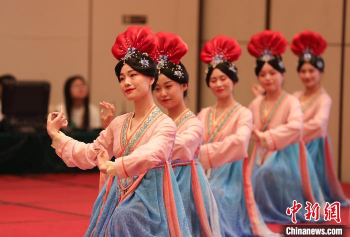 活動(dòng)現(xiàn)場舉行了具有濃郁太原地方特色的文藝表演?！≈鬓k方供圖