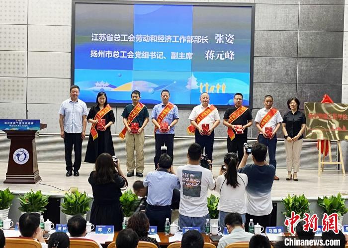 活動(dòng)現(xiàn)場(chǎng)向6位“揚(yáng)州大工匠”頒發(fā)“揚(yáng)州市五一勞動(dòng)獎(jiǎng)?wù)隆奔白C書?！〈藜衙?攝
