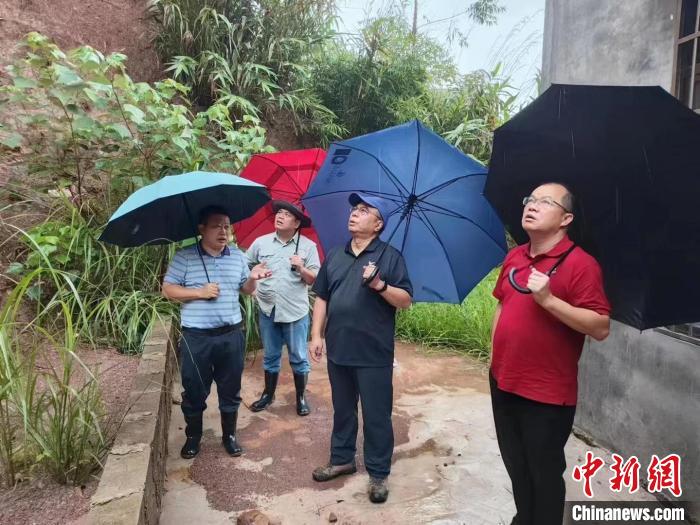 自然資源部駐廣西專家雷明堂和防城港市自然資源局工作組在防城區(qū)檢查指導(dǎo)?！V西自然資源廳 供圖