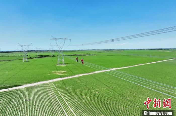 鳳凰—烏蘇Ⅱ回750千伏輸電線路。　馬元 攝