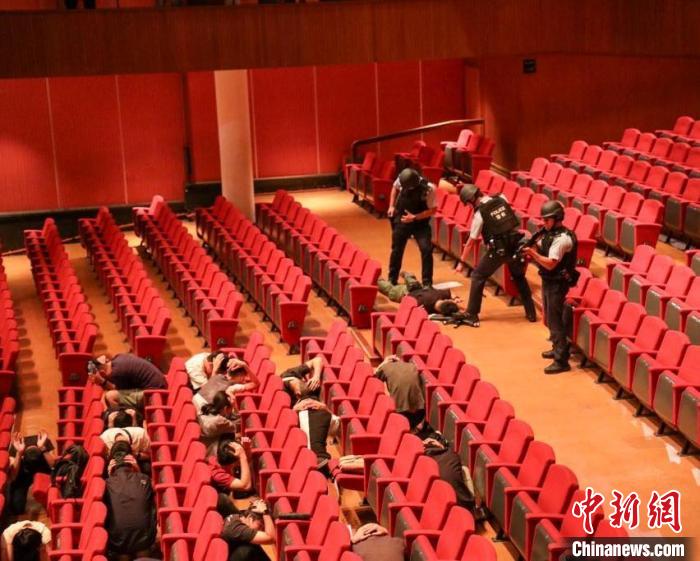香港警方舉行代號“紫焰”反恐演習?！∠愀厶貐^(qū)政府新聞處圖片 攝