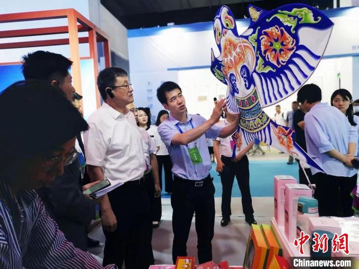 “曹氏風(fēng)箏”傳承人內(nèi)蒙古行：以草原為舞臺，向世界講述中華文化