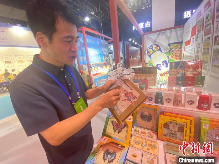 圖為繆伯剛為記者介紹“曹氏風(fēng)箏”文創(chuàng)產(chǎn)品?！埇| 攝