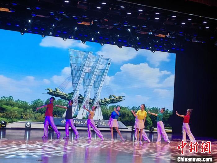 演出現(xiàn)場(chǎng)?！∮魰云G 攝