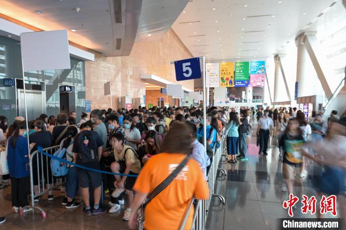 眾多市民等待進入書展?！￡愑乐Z 攝