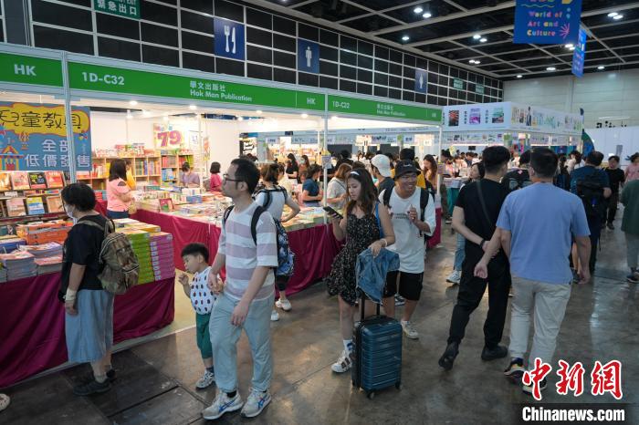 眾多市民到書展選購書籍?！￡愑乐Z 攝