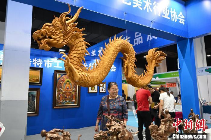 3米長(zhǎng)泡沫雕龍?jiān)谖牟?huì)上展出。劉文華 攝