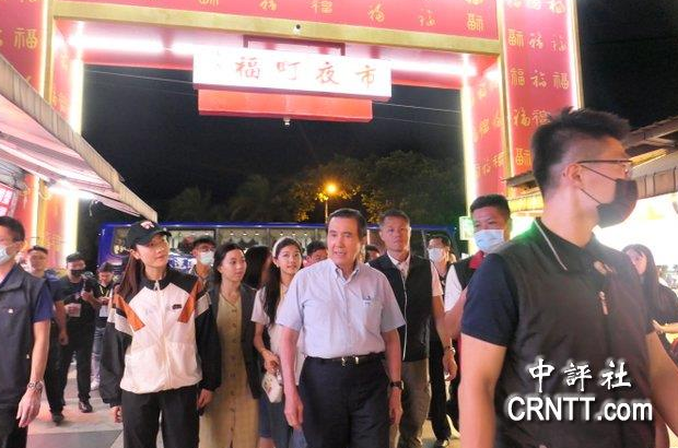 馬英九帶陸生團逛花連東大門夜市，人氣爆棚民眾排隊等合照