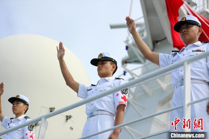 分區(qū)列隊官兵向送行人群揮手告別?！⌒煳?攝