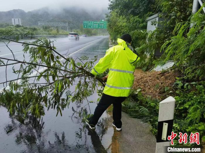 圖為重慶高速公路的一處交通受阻點?！≈貞c高速公路集團有限公司供圖