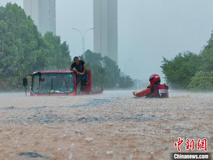 湖北咸寧暴雨引發(fā)內(nèi)澇，消防營救疏散民眾 朱燕林 攝
