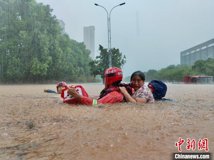 湖北咸寧暴雨引發(fā)內(nèi)澇， 消防營救民眾 朱燕林 攝