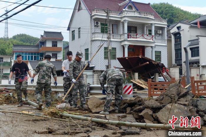 浙江富陽遭遇短時(shí)強(qiáng)降雨：受災(zāi)村民得到有序安置