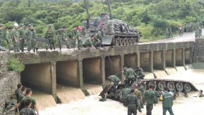 2016年8月16日，臺(tái)軍564旅的CM11戰(zhàn)車發(fā)生墜河意外，四人不幸殉職.PNG