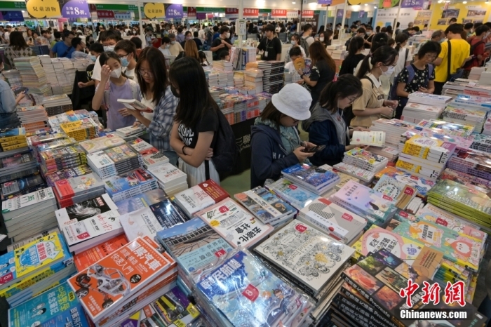 7月21日，在香港會(huì)議展覽中心舉行的第33屆香港書展步入第三日，眾多市民到場(chǎng)選購(gòu)書籍，熱度不減。<a target='_blank' href='/'>中新社</a>記者 陳永諾 攝