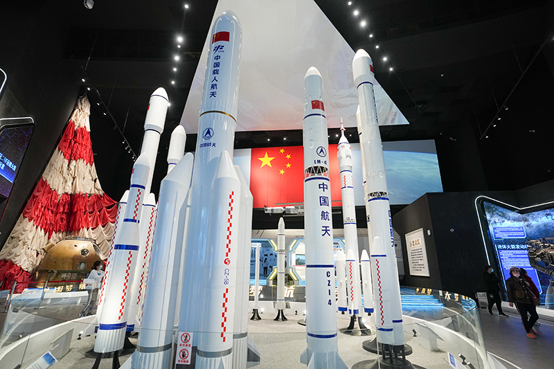 2023年4月24日，觀眾在中國航天博物館參觀展出的長征系列運載火箭模型。（圖源：新華社）