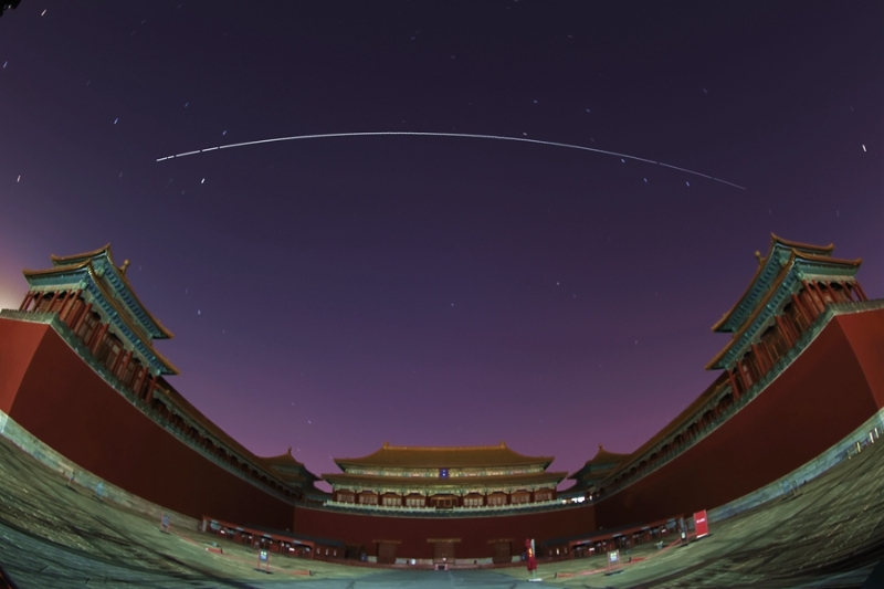 2021年11月19日，在北京故宮午門拍攝的中國空間站過境照片，軌跡為多張照片堆棧。（圖源：新華社）