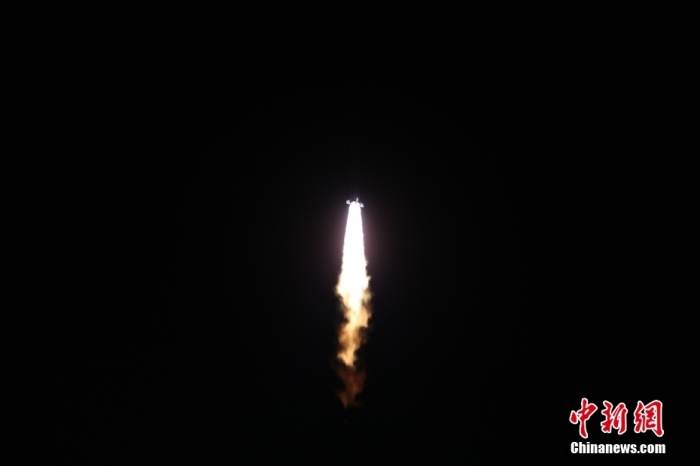 北京時(shí)間2023年7月27日4時(shí)02分，中國在西昌衛(wèi)星發(fā)射中心使用長征二號丁運(yùn)載火箭，采取一箭三星方式，成功將遙感三十六號衛(wèi)星發(fā)射升空，衛(wèi)星順利進(jìn)入預(yù)定軌道，發(fā)射任務(wù)獲得圓滿成功。張英健 攝