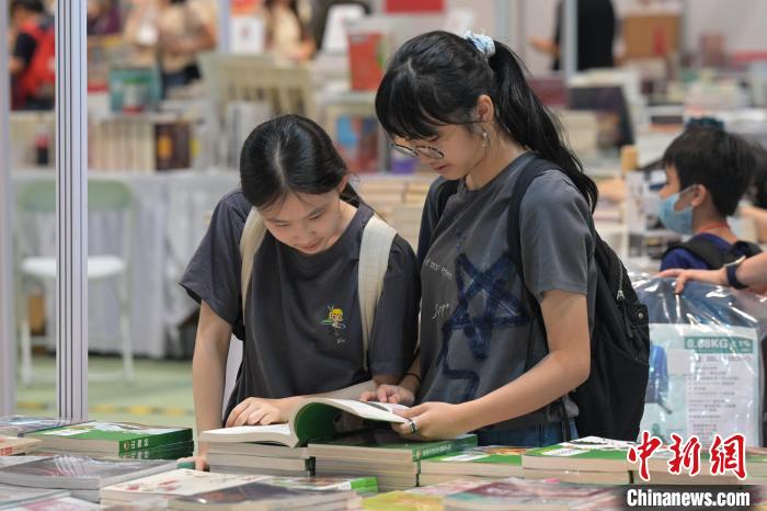 市民在書展內(nèi)看書。陳永諾 攝