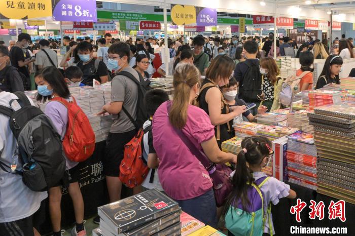 眾多市民到書展選購書籍。陳永諾 攝