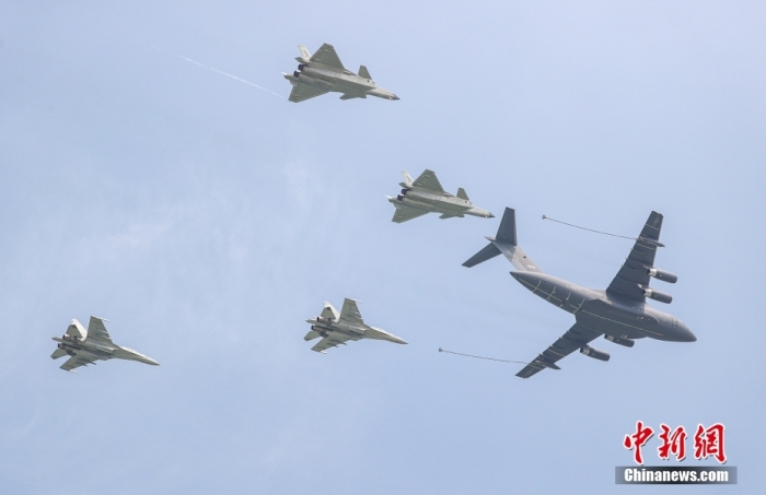 7月26日，2023年空軍航空開放活動·長春航空展在吉林長春開幕。圖為運油-20單機(jī) + 殲-20雙機(jī) + 殲-16雙機(jī)加油編隊。<a target='_blank' href='/'>中新社</a>記者 賈天勇 攝