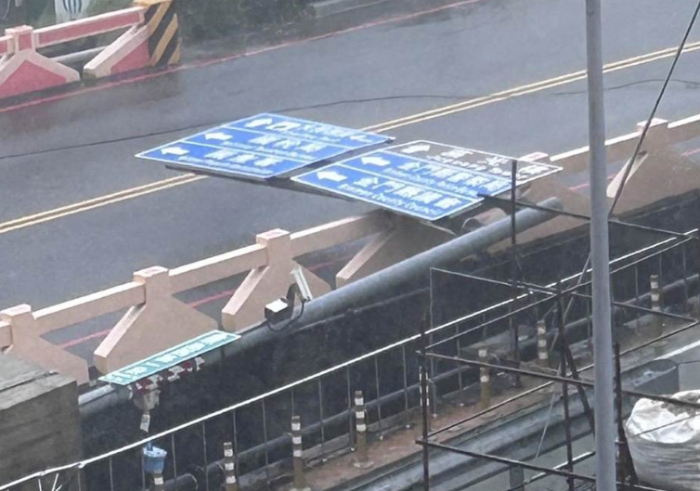 臺風(fēng)“杜蘇芮”夾帶著驚人的強風(fēng)及雨勢今早強襲金門，已有多處路樹、路牌及工地圍籬傾倒