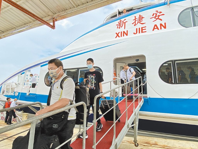 陸委會(huì)宣布，自7月20日起開放陸配持有探親（含長期探親）入出境許可證之大陸親屬，可循小三通途徑至臺、澎、金、馬探親，也讓開放陸客來臺露出曙光。（于家麒攝）.jpg