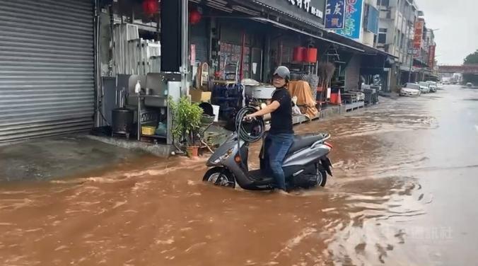 臺風(fēng)“杜蘇芮”26日帶來強(qiáng)降雨，宣泄不及造成臺東多處積水，其中南王里的省道臺9線路面遭黃泥水淹沒。圖片來源：臺灣“中央社”盧太城攝。.jpg