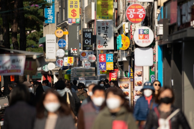 2022年11月24日，行人經(jīng)過韓國首爾明洞街區(qū)開設(shè)的一些換錢所。（圖源：新華社）