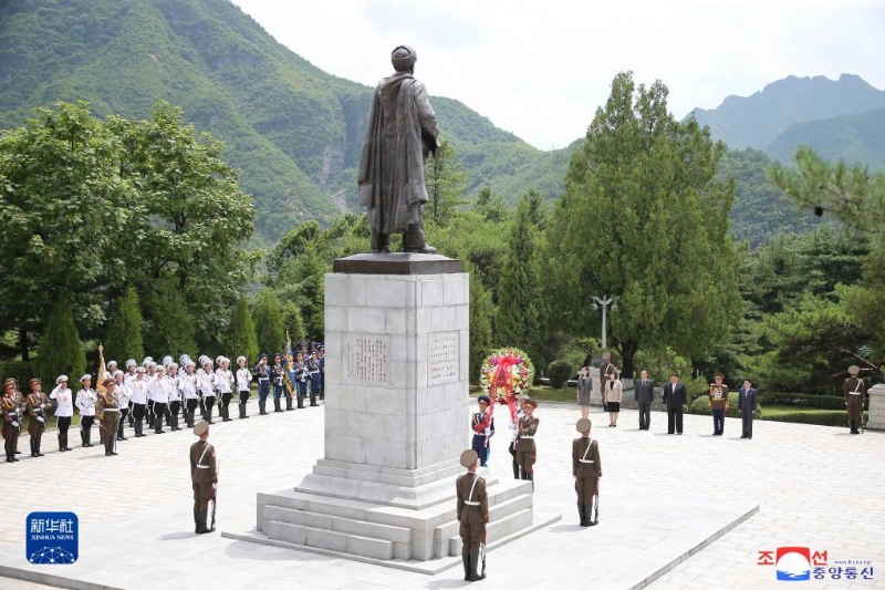 這張朝中社7月26日提供的照片顯示，朝鮮勞動黨總書記、國務(wù)委員長金正恩在朝鮮祖國解放戰(zhàn)爭勝利70周年之際，參謁位于平安南道檜倉郡的中國人民志愿軍烈士陵園。（圖源：新華社）