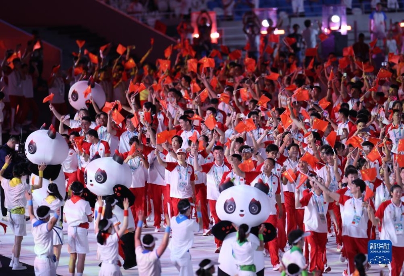 7月28日，第31屆世界大學(xué)生夏季運(yùn)動(dòng)會(huì)開(kāi)幕式在成都東安湖體育公園主體育場(chǎng)舉行。這是中國(guó)大學(xué)生體育代表團(tuán)在開(kāi)幕式上入場(chǎng)。（圖源：新華社）