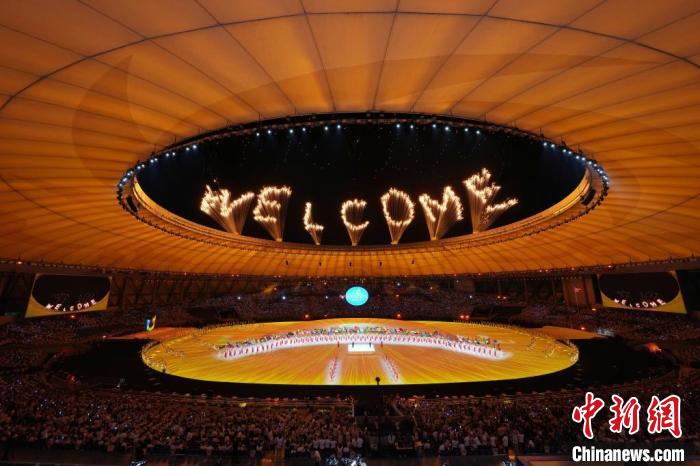 7月28日晚，第31屆世界大學(xué)生夏季運動會開幕式在四川省成都市舉行。圖為開幕式焰火?！≈行律缬浾?毛建軍 攝