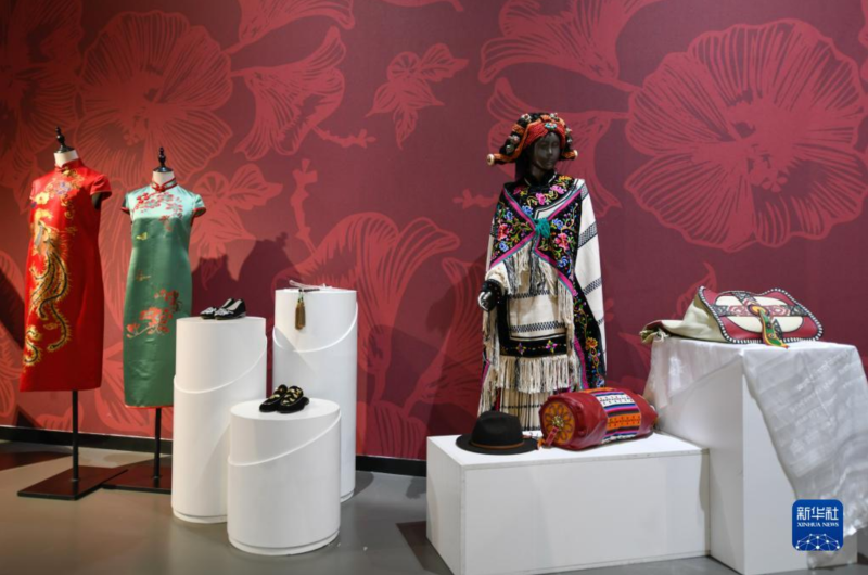 這是7月16日在大運村展覽中心內(nèi)拍攝的特色服飾展區(qū)。新華社記者 胥冰潔 攝