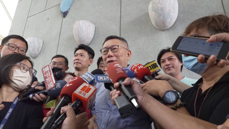 對于民眾黨英文官網(wǎng)的爭議，民眾黨主席柯文哲表示，以后要找英文母語的人來審查。（圖源：臺灣《聯(lián)合報》）