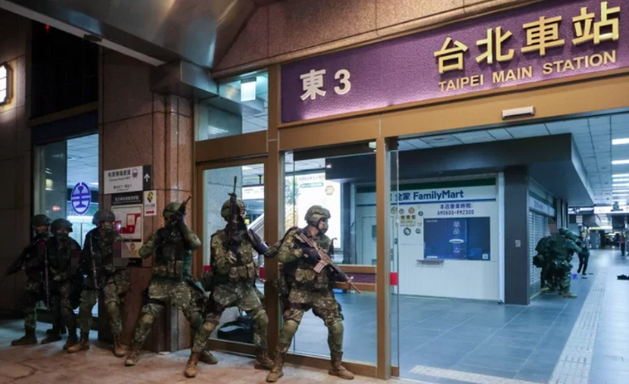 臺軍“漢光39號”演習(xí)，26日凌晨于臺北車站演練關(guān)鍵基礎(chǔ)設(shè)施防護(hù)，但“憲兵”在透明玻璃后方掩蔽的作為，卻飽受質(zhì)疑