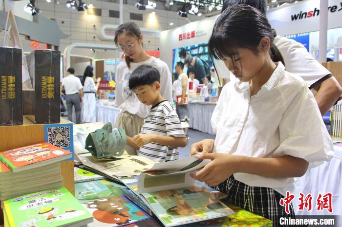 孩子在現(xiàn)場閱讀圖書。趙曉攝