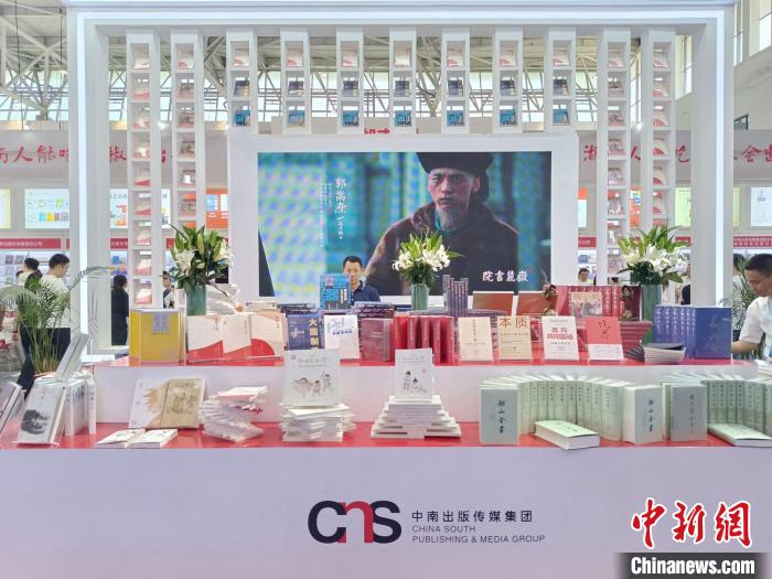 近百種新書精品在半通透式書墻前集中陳列。鄧霞攝