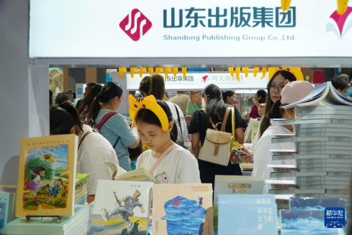 7月27日，在第31屆全國圖書交易博覽會上，讀者在閱覽新書。新華社記者 徐速繪 攝1
