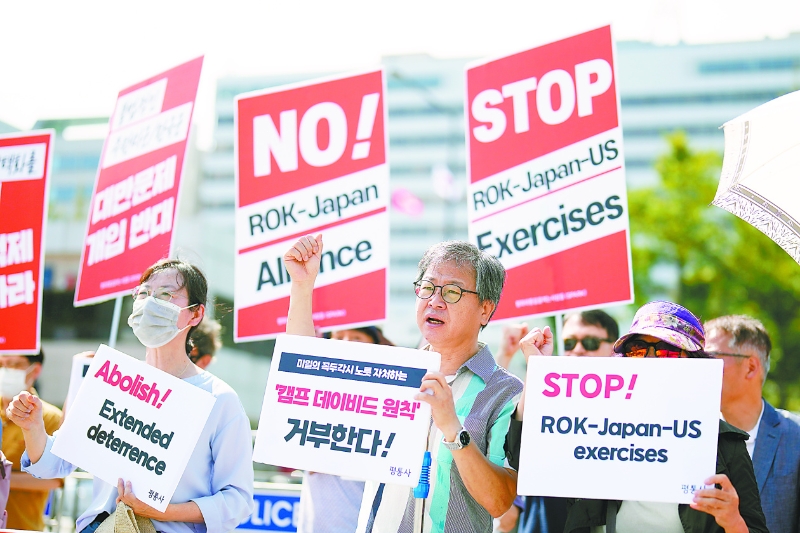 17日，韓國(guó)首爾民眾集會(huì)抗議美日韓三國(guó)首腦峰會(huì)，反對(duì)美日韓軍事結(jié)盟。（新華視覺(jué)）