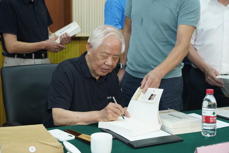 長篇小說《密歇根湖畔》新聞發(fā)布和研討會(huì)在杭州舉行_fororder_作者簽字5的副本