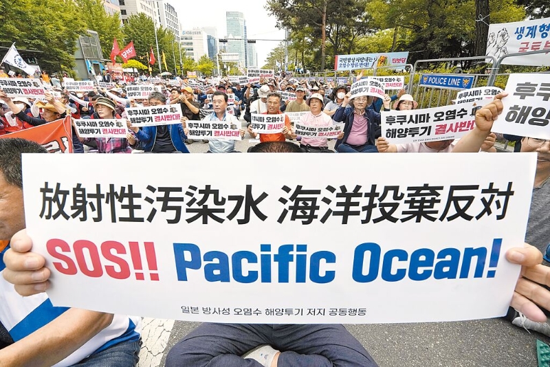 一向強(qiáng)烈反對福島核汙水排海的韓國環(huán)境、公民團(tuán)體，昨日再度要求日本停止威脅生命的行為。圖為韓國漁民先前上街抗議的畫面。（美聯(lián)社）