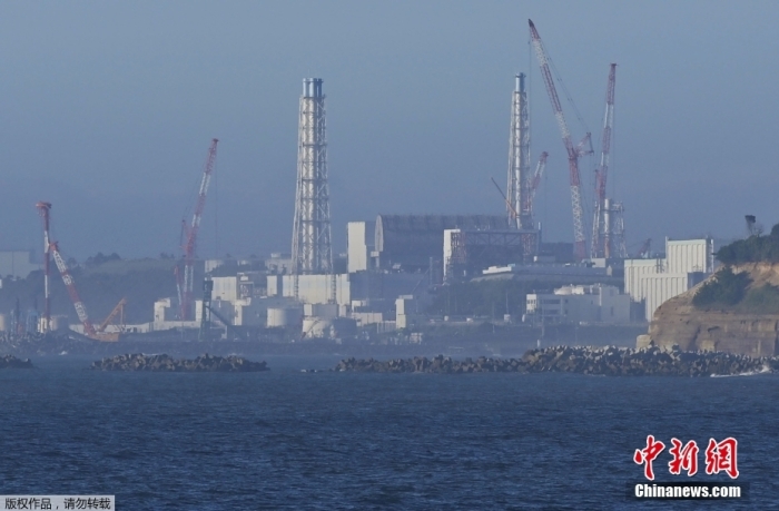 8月24日，從日本福島縣浪江町遠(yuǎn)眺因海嘯受損的福島第一核電站。北京時(shí)間8月24日12時(shí)左右，日本正式開始排放福島第一核電站的核污染水。