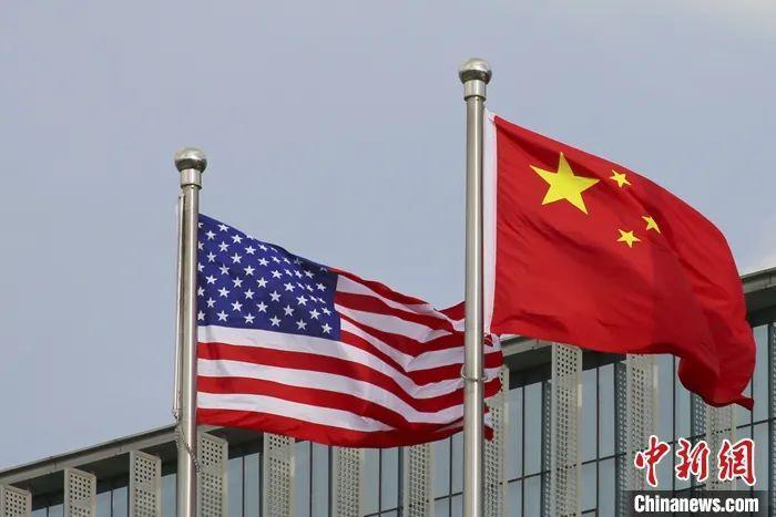 資料圖：中國國旗和美國國旗。圖片來源：人民視覺