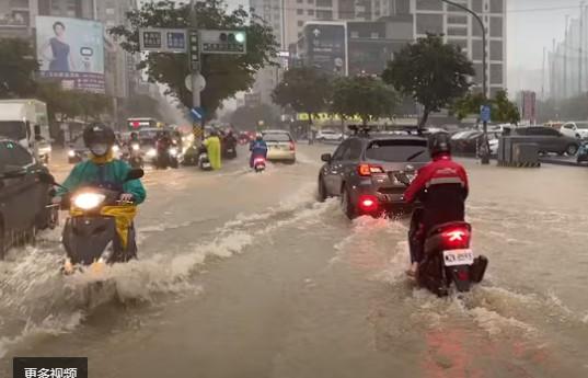 圖為臺(tái)灣高雄市路面淹水。圖片來源：臺(tái)灣“中時(shí)新聞網(wǎng)”視頻截圖.jpg