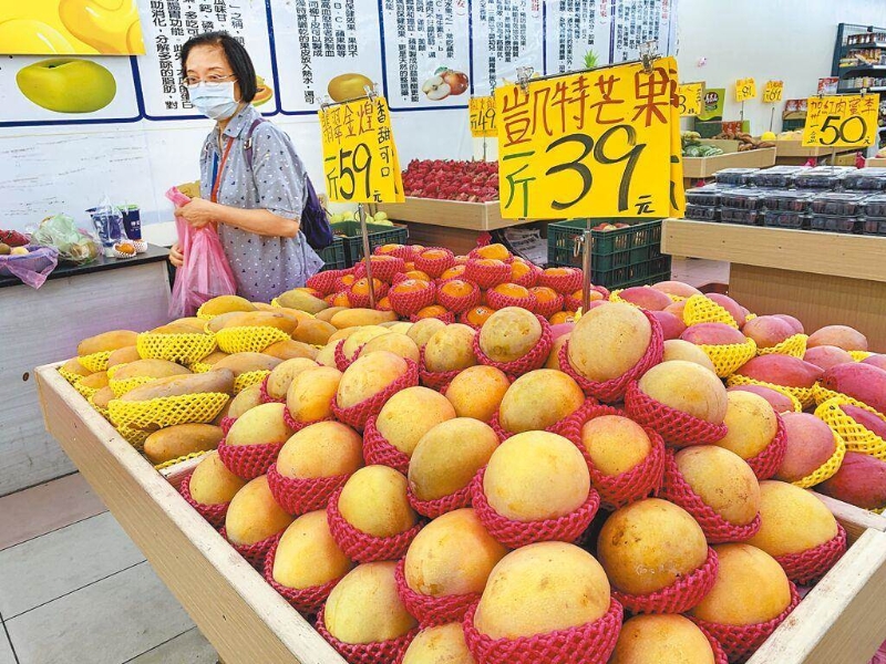 大陸海關(guān)總署日前宣布臺(tái)灣芒果因檢出病蟲害，即日已暫停輸入大陸。圖為臺(tái)北市一家水果店陳列不同品種本土芒果。（本報(bào)資料照／鄧博仁攝）.jpg