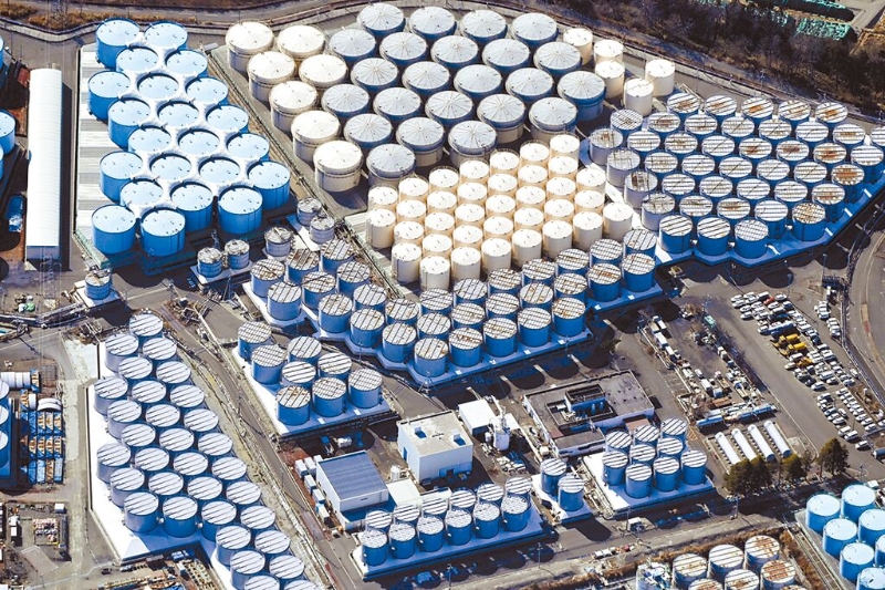 日本東京電力公司預(yù)計(jì)最快將在8月24日啟動(dòng)福島第一核電站含氚廢水排放工作。圖為日本福島第一核電站核污水儲(chǔ)水罐。（新華社）.jpg