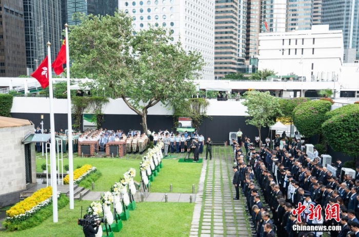 9月3日上午，香港特別行政區(qū)政府舉行“中國人民抗日戰(zhàn)爭勝利紀念日”紀念儀式，特別行政區(qū)行政長官李家超等政府官員及各界人士出席。圖為李家超帶領政府官員和各界人士肅立默哀。<a target='_blank' href='/'>中新社</a>記者 侯宇 攝